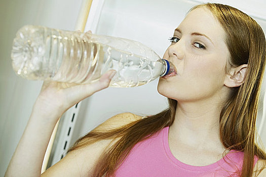 肖像,年轻,女人,饮用水,水瓶