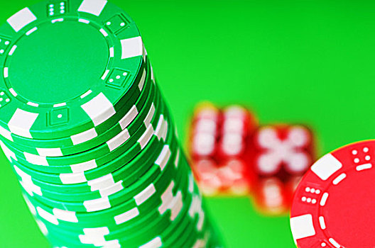 赌场,筹码,骰子,绿色背景