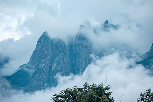 川西贡嘎群峰云雾图