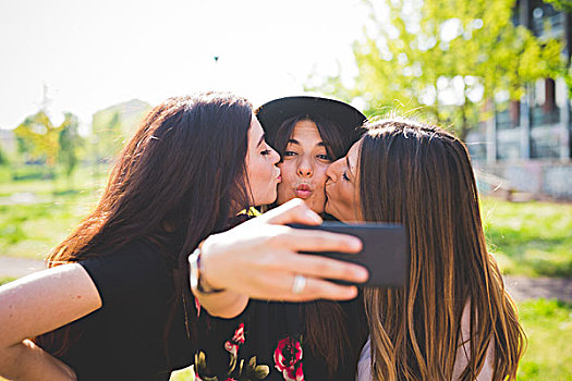 三个,美女,朋友,脸颊,吻,智能手机,公园