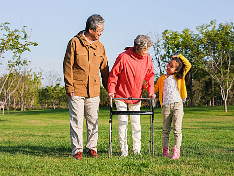 快乐的祖孙三人在公园散步