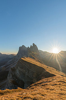 意大利多洛米蒂著名景点刀锋山秋季日出风光