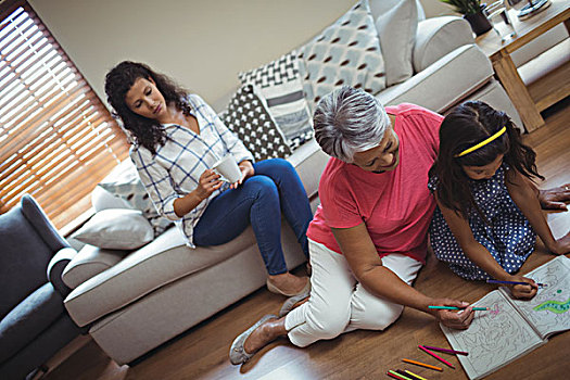 祖母,孙女,上色画册,生活方式,客厅,在家