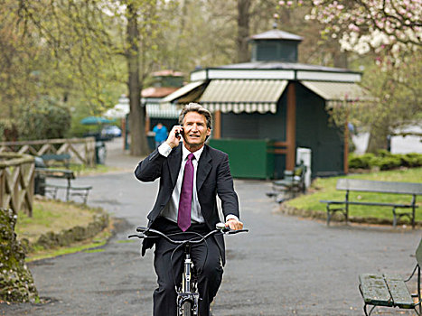 意大利,都灵,商务人士,骑自行车,公园,交谈,电话