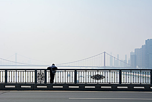 武汉长江大桥上看风景的人