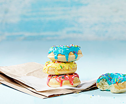 一堆,彩色,甜甜圈,牛皮纸袋,棚拍,蓝色背景,背景