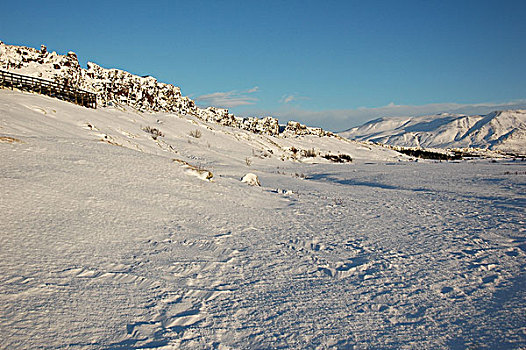 iceland,national,park,pingvellir,frozen,river,along,tourist,path,in,snow