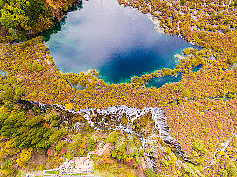 航拍九寨沟诺日朗瀑布