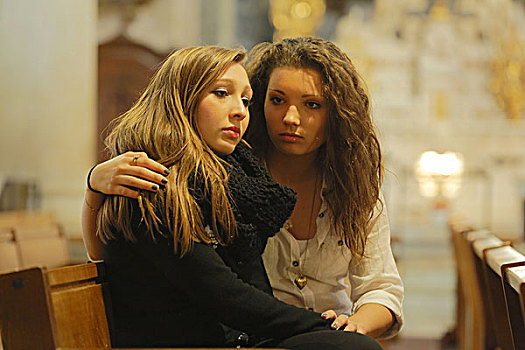 两个,女朋友,青少年,坐,教堂,一个,搂抱,曼顿,阿尔卑斯滨海省,法国,欧洲