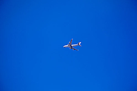 蓝天上的飞机