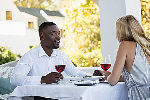 年轻,情侣,拿着,红色,葡萄酒杯,餐馆,坐