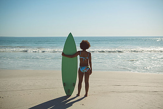女人,站立,冲浪板,海滩