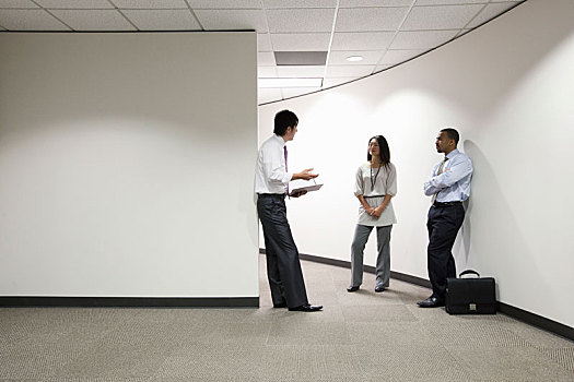 不同人种,三个,商务人士,站立,交谈,办公室,走廊