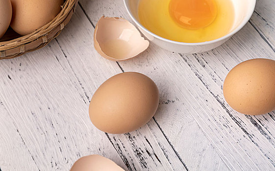 新鲜的鸡蛋在桌子上
