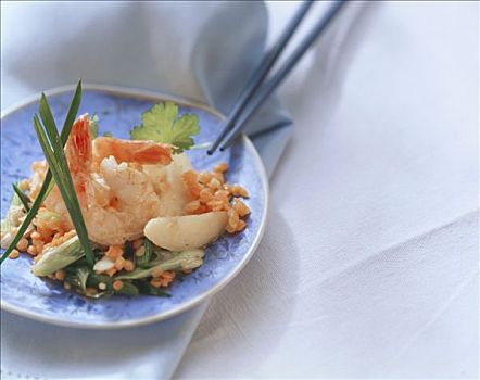 扁豆,砂锅,虾,苹果,蓝色背景,盘子