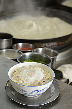 陕西菜餐厅春发生,浇汤令泡馍浸热,陕西西安