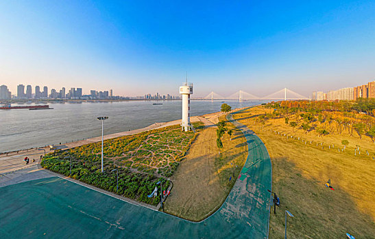 中国湖北武汉青山江滩信号塔与二七长江大桥
