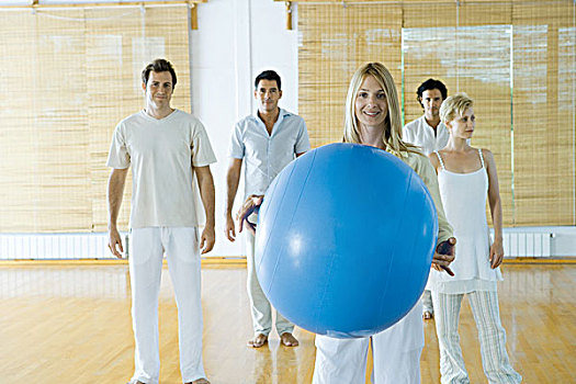 五个,成年,站立,健康,中心,女人,前景,拿着,健身球