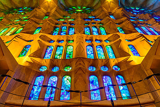 内景,彩色玻璃窗,神圣家族教堂,安东尼奥-高迪,巴塞罗那,加泰罗尼亚,西班牙,欧洲