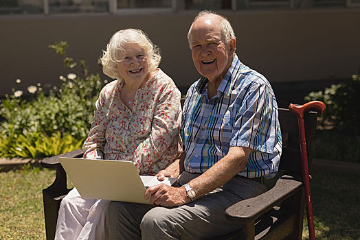 正面,老年,夫妻,笔记本电脑,看镜头,花园