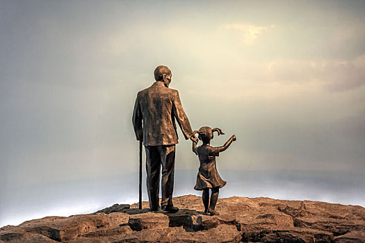 南京市博物馆内老人与孩子雕塑