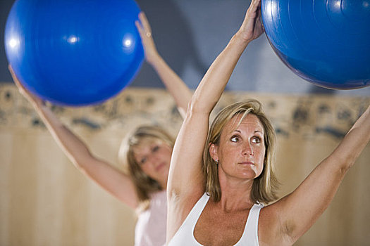 两个女人,练习,瑜珈,一起,健身室,健身球