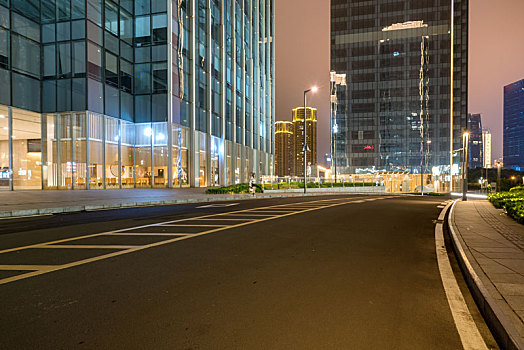 夜晚,金融中心建筑和公路