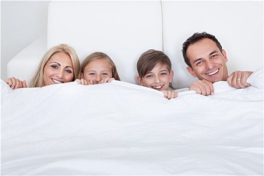 幸福之家,两个孩子,床上,遮盖