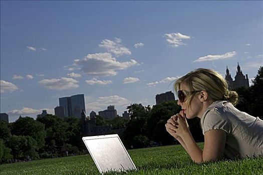 女青年,躺下,正面,笔记本电脑,公园,纽约,美国