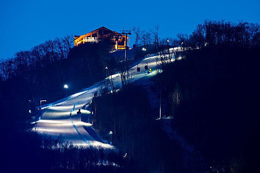 吉林长白山万达滑雪场雪道夜景