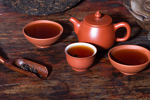 桌子上的紫砂茶具和普洱茶