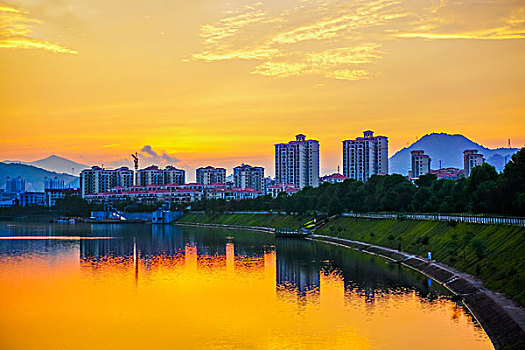 建筑群,高楼,河,灯,夜景,倒影,蓝天,白云