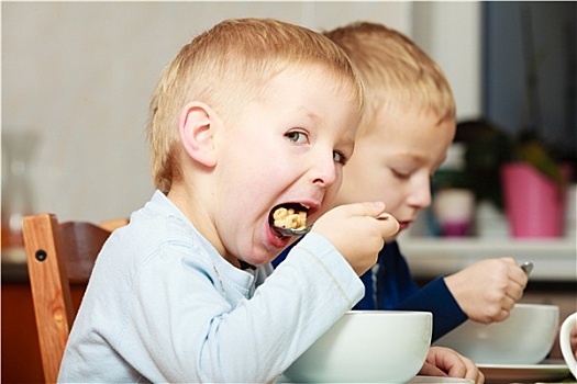 男孩,儿童,孩子,吃饭,玉米片,早餐,食物,桌子