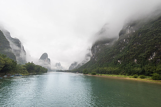 烟雨中的中国桂林漓江山水风光