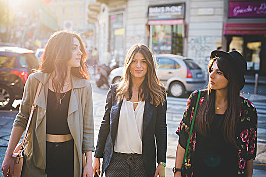 三个女人,年轻,漫步,城市街道