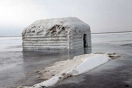 新疆巴里坤,水中的雪屋