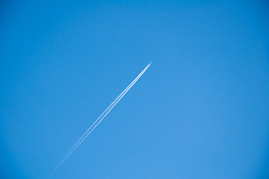 飞机在蓝天划出痕迹