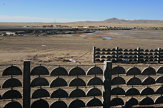 西藏青藏铁路坨坨河段的防沙栏