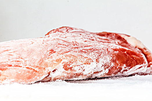 急冻室里结霜的肉