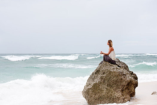 女孩,坐,海边,石头,沉思,瑜伽姿势
