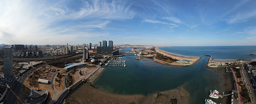 山东省日照市,蓝天碧海映衬下的海滨城市风景宜人,游艇往来穿梭海鸥翔集