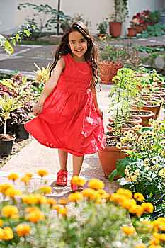 小女孩,红裙,站立,盆花