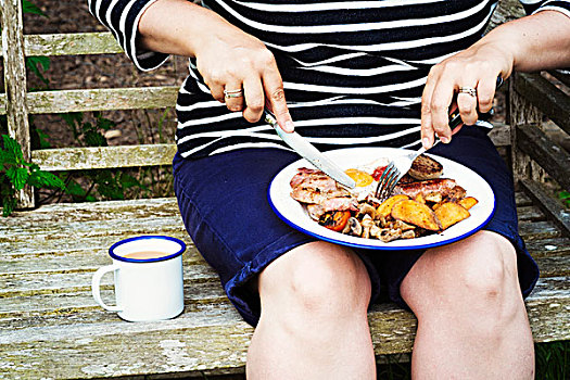 坐,女人,长椅,吃饭,盘子,食物,平衡,膝