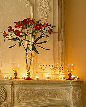 特写,传统,起居室,石头,壁炉架,花,安放,葡萄酒杯,茶烛,蜡烛