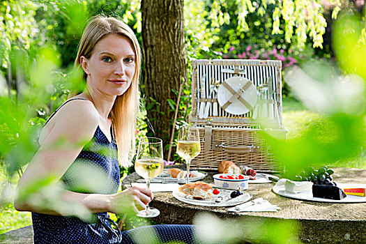 头像,中年,女人,坐,野餐桌,花园