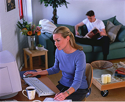 女人,用电脑,在家