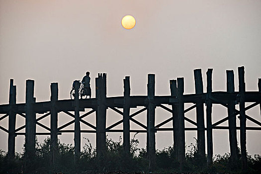 男人,自行车,柚木,桥,乌本桥,上方,陶塔曼湖,日出,阿马拉布拉,曼德勒省,缅甸,亚洲