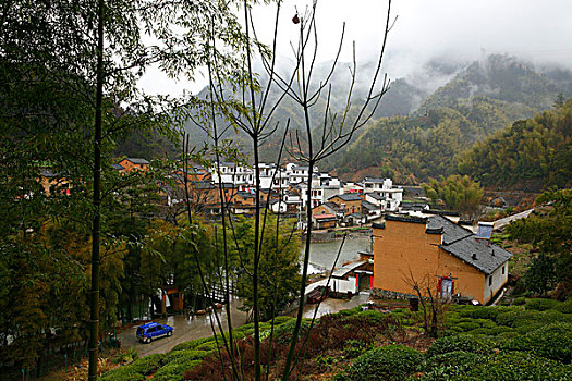 山村雨后