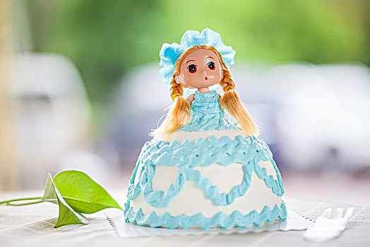 芭比娃娃卡通人物奶油蛋糕
