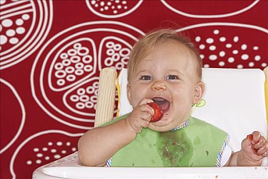 婴儿,吃,草莓,高脚椅